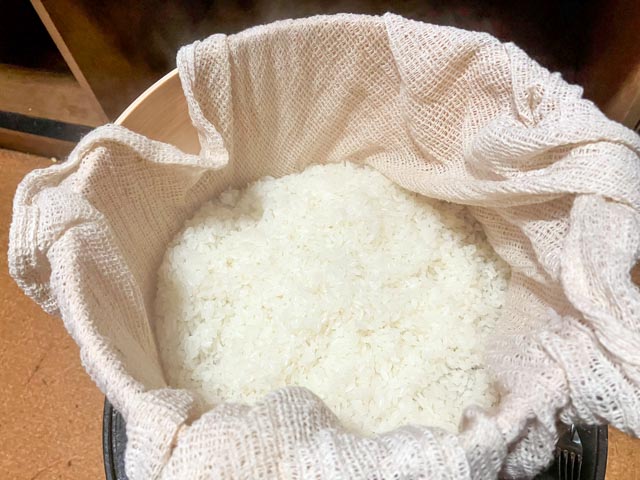 蒸し立てのお米。ふわっと優しいご飯の香りが広がります。
