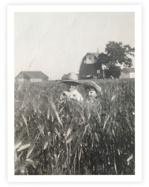 1930年代のターキーレッドの小麦畑。左の少年は筆者の亡父