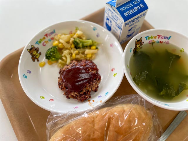 写真７）小浜島小中学校のタカキビ・ハンバーグ給食