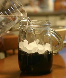 実を砂糖と一緒に、ホワイトリカーに漬けて果実酒にする。疲れたときに飲むと体がラクになる