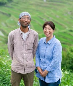 筆者と妻。棚田が広がる上山集落にて（黒澤義教撮影）