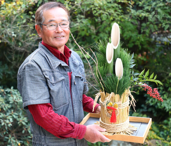 筆者と手製のミニ門松（写真はすべて佐藤和恵撮影）