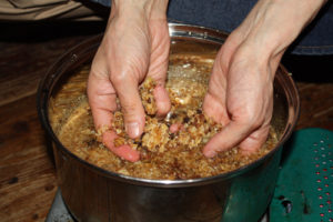 蜜蓋や無駄巣を鍋に入れ、少量のお湯で洗い、巣に残ったハチミツを搾り出す