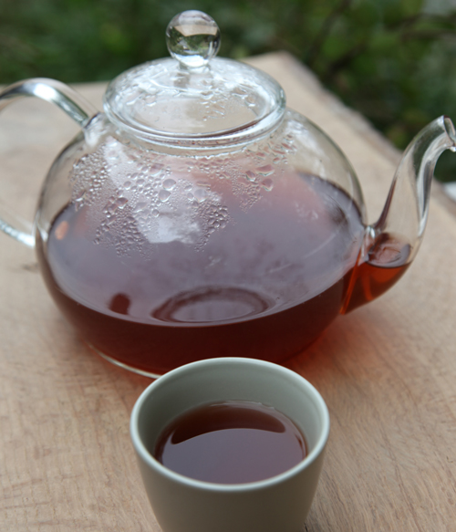 ビワの葉を煮出したお茶は赤い色をしている。葉はいつでもとれるが、大寒の頃にとる葉がとくによい