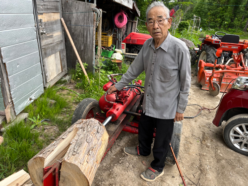 山家さん自作の薪割り機で薪を割っています。