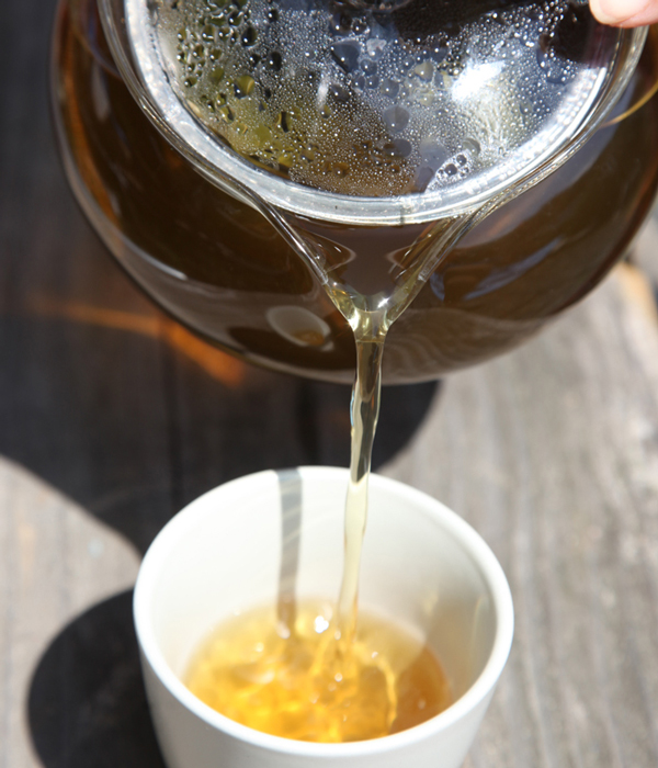 クワ茶は一回に約10ｇを2lの湯で20～30分以上煮出す。茶葉の成分がしっかりと溶け出し、豊かな味わいになる