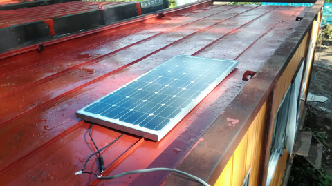 プレハブの屋根に太陽光パネルを設置