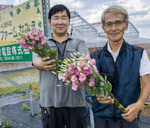 サブスクトルコを持つ田熊大貴さん（左）と石澤浩さん。約8aのハウスと畑でトルコギキョウやストック、ヒマワリなどを栽培