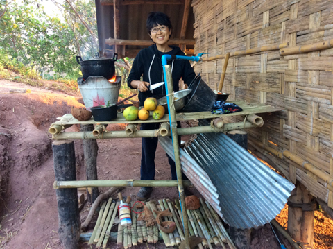 タイのパーマカルチャー・ファームで調理中の妻・沙恵
