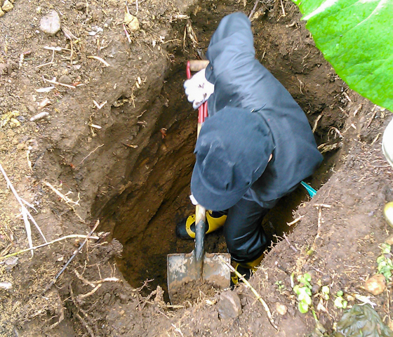 井戸掘りを開始。掘れるところまで手掘りし、その後、掘った穴に水を入れ、長い棒で底を突ついて軟らかくし、手作り井戸掘り器などで土砂を引き上げながら掘り進んでいく。
