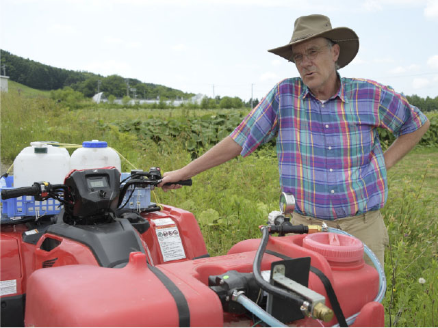 筆者（64歳）。アメリカ合衆国ネブラスカ州出身で、現在は北海道で畑を耕さない「大地再生農業」を実践（佐藤敏光撮影）