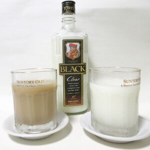 ヤギ乳。そのまま氷を入れて飲んだり、冷たいコーヒーで割ったり（左）、季節の果物をミキサーして入れることもある。夜はウイスキーを入れてミルクハイで楽しんでいる