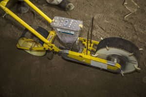 緑肥の播種に使うロール式のクリーンシーダ