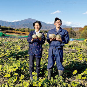 筆者と妻の里美。7haのうち約半分は固定種の野菜約450種の自家採種用