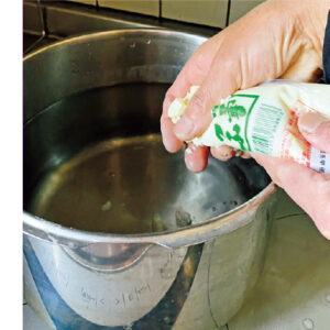 鍋に水（4L）を張り、豆腐（300g）を崩しながら入れる。豆腐は袋入りで、賞味期限切れを激安で買う。