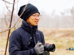 「つるちゃん」こと、鶴竣之祐さん（39歳）。「科学的に楽しく自給自足ch」で人気の農チューバー。福岡市でモモ、スモモ、ナシなどの果樹や野菜を栽培