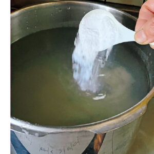 ２．鍋に水（4L）を張り、豆腐（300g）を崩しながら入れる。豆腐は袋入りで、賞味期限切れを激安で買う。