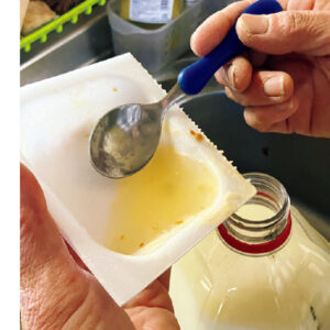 冷めたらペットボトルに入れ替え、納豆パックを洗った水（納豆数粒でもOK）を加える。オリが沈殿したら、上澄み（豆腐納豆液）を別のペットボトルに移す。