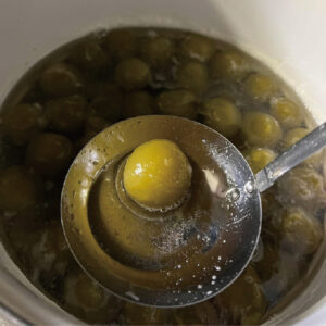 白加賀の翡翠煮。青梅を砂糖で煮る。皮が破けず煮崩れもしない