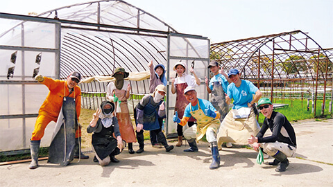 作業後に「イェーイ」と集合撮影。楽しく、気持ちよく作業してもらうことを意識