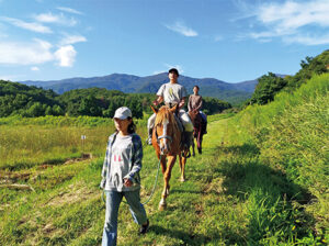 乗馬体験ツアーも行なっている。馬を引いているのは娘の樂音〈乗馬体験ツアーも行なっている。馬を引いているのは娘の樂音〈たね〉