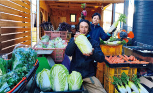 筆者と妻。不耕起で年間50～60種類の野菜やハーブを栽培（現2023年4月号p69）。p95では菌根菌を意識した輪作を紹介