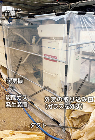 暖房機と炭酸ガス発生装置を置いた前室（ハウス内から見たところ）。暖房機の送風機能を使うと、外気が取り込まれる