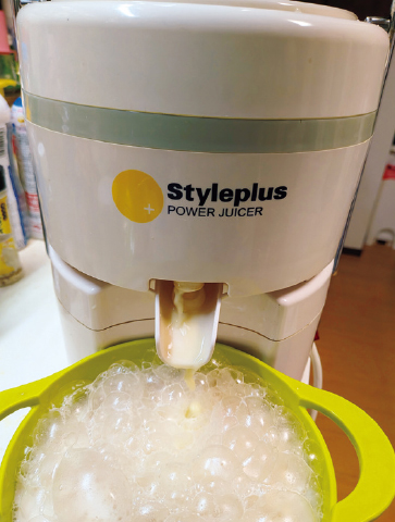 野菜を丸ごとすりつぶして圧搾できる市販のジューサーに前処理をしたジャガイモを投入。赤っぽい泡立った汁が出てくる