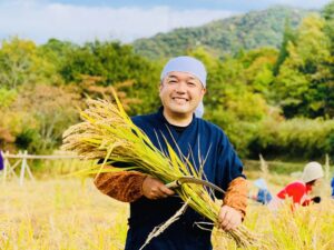 瀬戸内まいふぁーむ代表。1968年 奈良県生まれ。1996年、自然農法家・福岡正信氏の著書『わら一本の革命』に深く感銘を受け、直接翁を訪ね自然農法を学ぶ。翌年より、虫や草と争わない自然農法に取り組み、以来、稲作・畑作を継続して実践している。 あわせて、江戸時代260年にわたり培われた日本の古式農法や農書を研究。江戸時代に成し遂げられていた ”循環農法” を現代に広める活動を行っている。 現在は、実践と学びを体系化した「帰農学校」および「江戸農書を読む会」を主宰。YouTubeチャンネルの登録者数は10万人を超え、自然農法・循環型農業の魅力と実践知を広く発信している。 『月刊 現代農業』に「今に活かせる、江戸農書の栽培技術」を好評連載中。