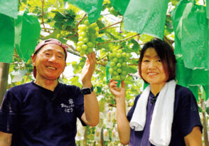 「これっきり摘粒」を考案した宮田昌孝さんと後継者の里美さん（写真はすべて依田賢吾撮影）